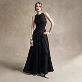 Elegante vestido midi de cóctel con cuello redondo, sin mangas, con plumas y cuentas - Negro